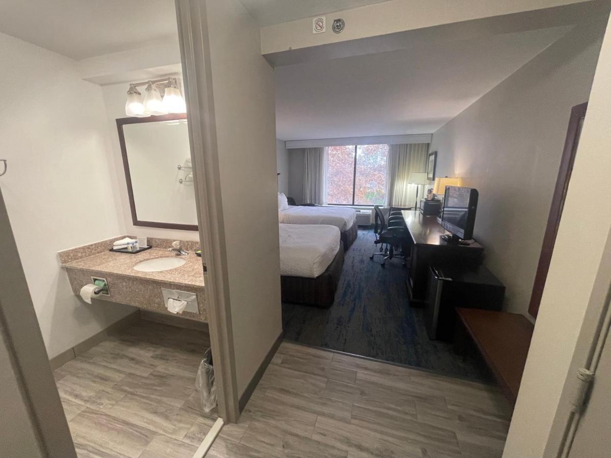 Hotel Ramada By Wyndham Cleveland Independence Exteriér fotografie